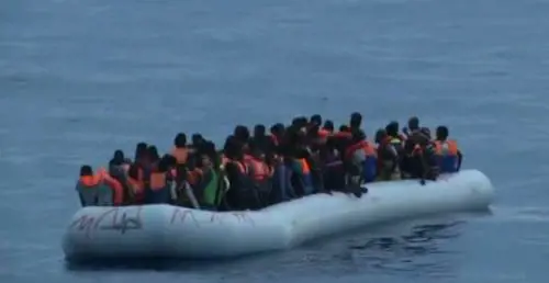 Più 370% di immigrati irregolari Sta arrivando la "bomba umana"