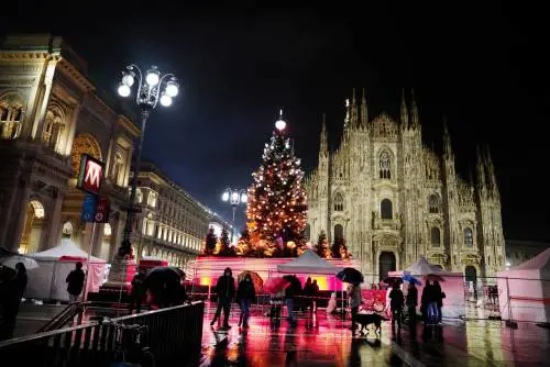 Palazzo Marino va già a caccia di luminarie e alberi di Natale