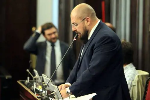 "Il consiglio online". Ira del centrodestra