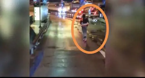 Follia in autostrada: esce dal casello in monopattino