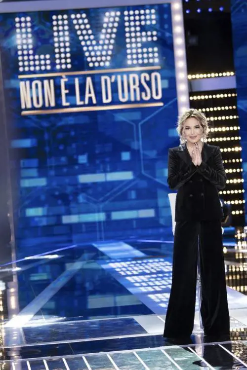 Barbara d'Urso resta al buio: "Blackout ma non ci spaventa nulla"