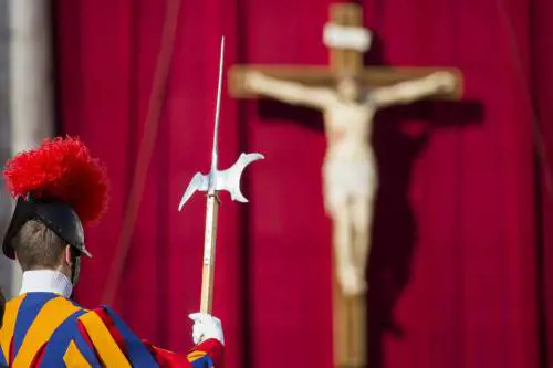 "Ha sputato a due ebree". L'inchiesta su una guardia svizzera del Vaticano