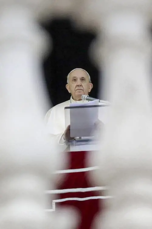 Il Papa e il silenzio "voce di Dio". "Basta con invidia e calunnia"