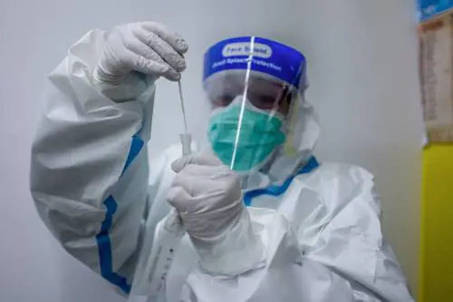 Via la quarantena per chi ha tre dosi. Ma resta per i No Vax