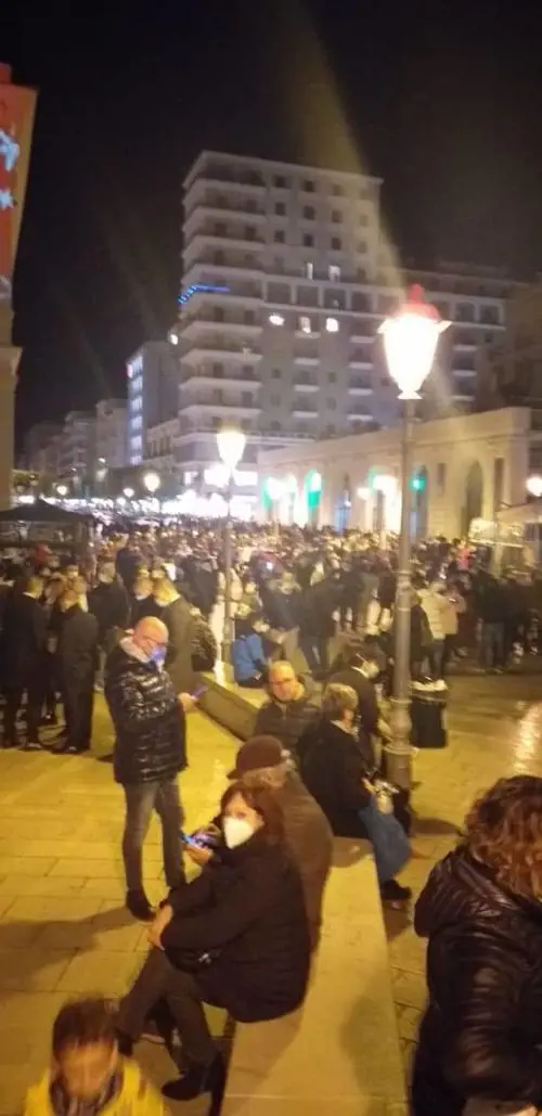Bari, il centro affollato nel giorno di festa
