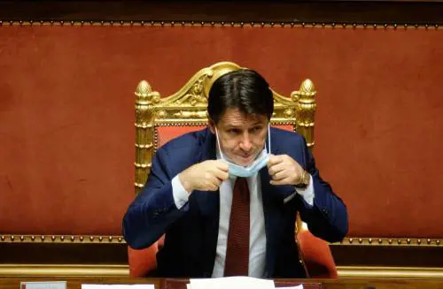 La verifica farsa: Conte consulta gli alleati per finta. Renzi ringhia ma non fa paura