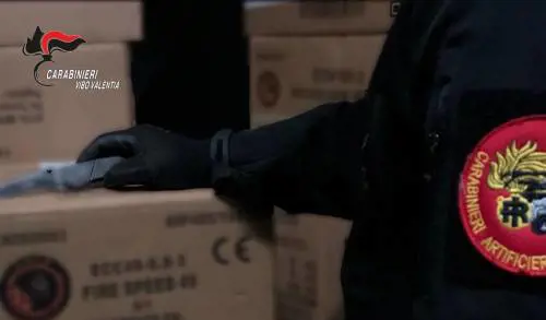 Maxi sequestro di fuochi pirotecnici nel Vibonese: denunciata una donna di Soriano
