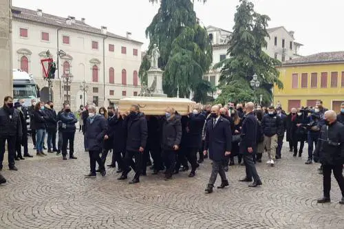 "Pablito, già ci manchi" Il saluto dei compagni che lo portano in spalla come dopo i suoi gol