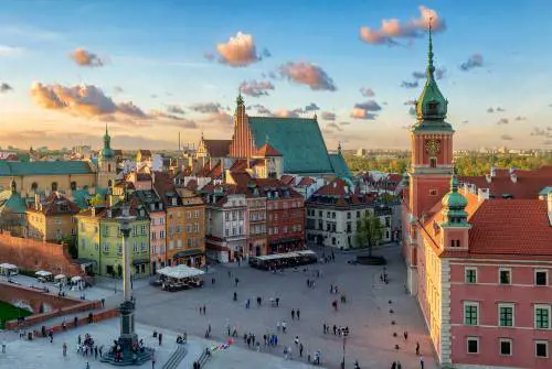 La Polonia sequestra la scuola russa a Varsavia. Mosca: "Reagiremo"
