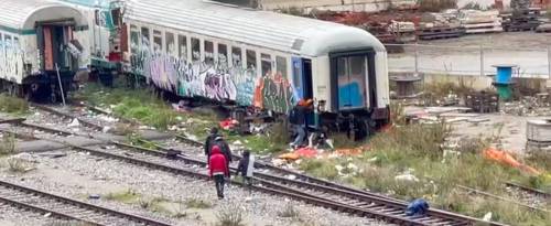 L'assalto dei migranti alle carrozze abbandonate della ferrovia