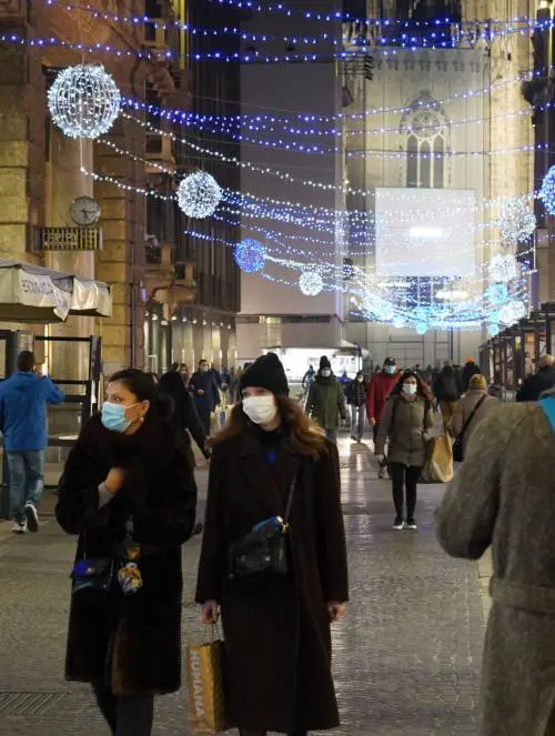 "Ai no vax gli auguri al telefono..."