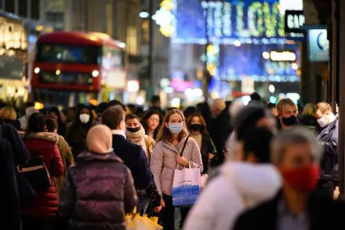 Boris Johnson pronto al "piano B" per fronteggiare il picco dei contagi