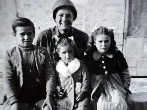 Il soldato ritrova i 3 bimbi salvati nel '44