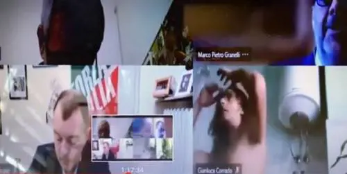 Lascia la webcam accesa. Il grillino partecipa alla riunione nudo e dal bagno di casa