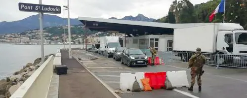 "Girate l'auto e tornate indietro" Cosa sta succedendo al confine
