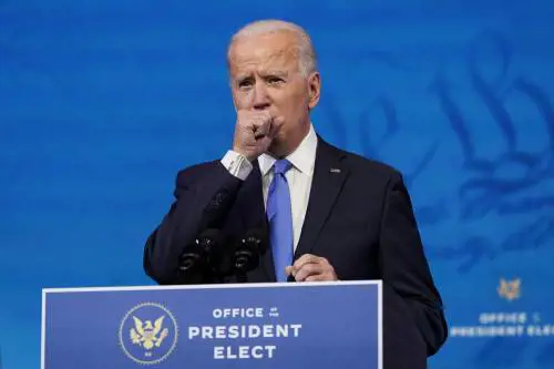 Biden fragile, tosse in pubblico. Fauci: "Vaccino per lui e Harris"