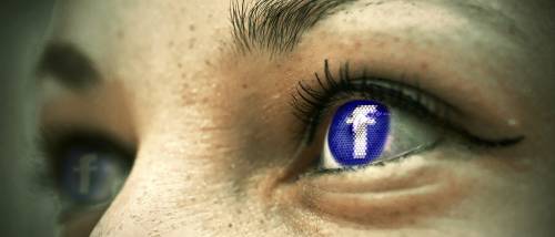 Facebook dichiara guerra ad Apple: la Mela offre troppa privacy