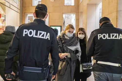 Stop visite in zona rossa. Viaggi tra le regioni vietati per altri 30 giorni 
