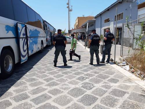Tunisini fuggono durante il trasferimento: ferito un carabiniere 
