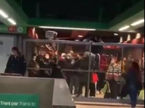 La metropolitana chiusa perché è troppo piena: ragazzi saltano barriere