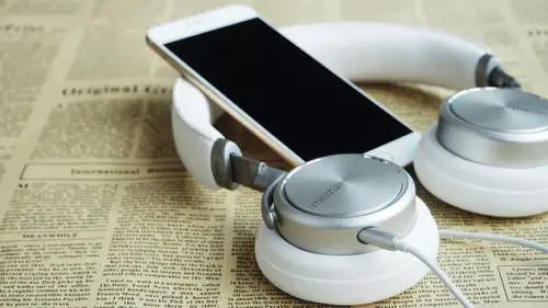 Vietato (per legge) ascoltare la radio sul telefono