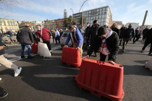 Il governo si perde il Sud. E Napoli scende in piazza