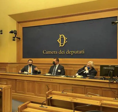 "Contro la folla", il libro che non ha scritto il premier Conte 