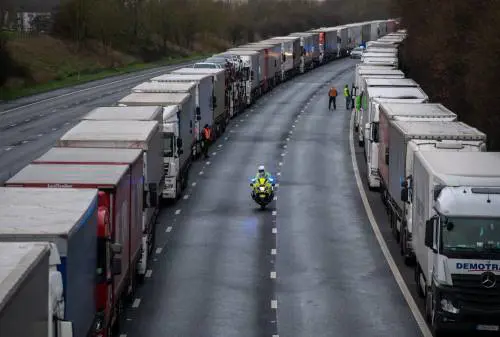 La Francia riapre ai Tir dal Regno Unito. Incidenti tra polizia e chi rifiuta i test