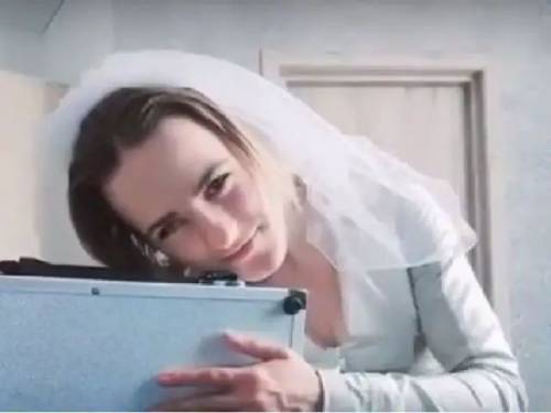 Russia, ragazza attratta dagli oggetti "sposa" una valigetta