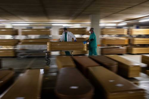L'adesivo giallo sulla bara Il "marchio" per i morti Covid