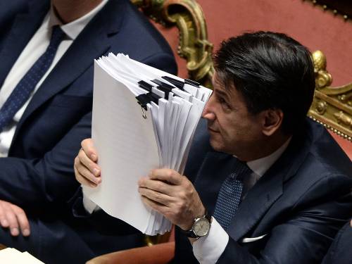 Adesso Conte è in bilico: gli servono 6 senatori. E li cerca un po' ovunque