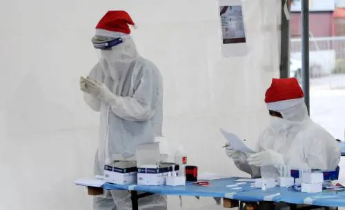 Il vaccino anti Covid è in Italia. E Grillo fa l'ironico: "Siringata"