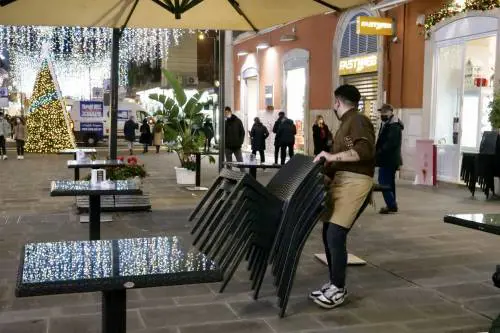 Nuovo ceppo aumenta i rischi: la ripresa sarà a forma di K