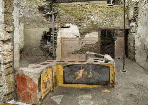 A Pompei riaffiora una bottega decorata per cibo da strada
