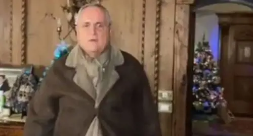 Gli auguri di Natale di Lotito scatenano l'ilarità dei social per il suo outfit