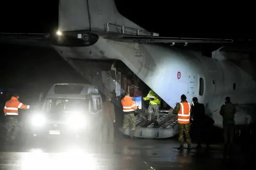 Le prime dosi in volo per gli hub. Alle 7 il vaccino risveglia l'Italia