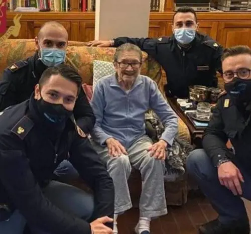 Un'anziana sola in casa a Natale chiama la polizia a Milano: “Venite a trovarmi per un brindisi?”