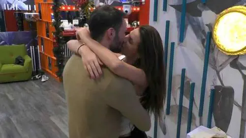 Al Gf Vip esplode la passione. Il bacio più focoso? Quello tra Dayane e Andrea: "Lei è bellissima"