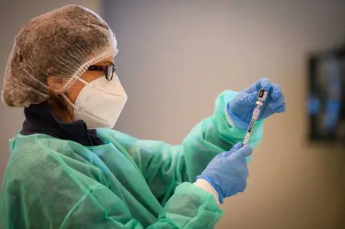 "Non è patente di libertà". L'Iss difende il vaccino e smentisce le fake news