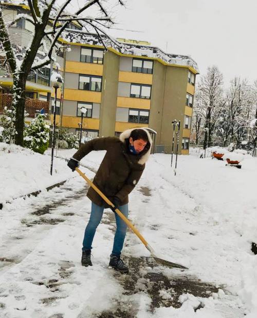 La neve non ferma Sesto. Il sindaco Di Stefano in prima linea a spalare le strade