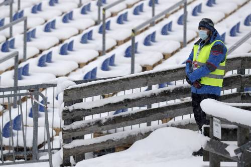 La neve ora c'è, ma sciare resta un'illusione. Non si sa come e quando aprire gli impianti