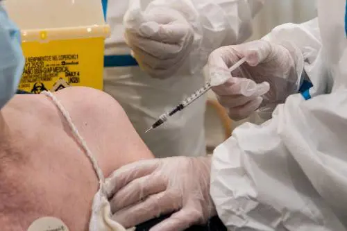 Prof: "Vaccino non sicuro, non lo farò". Ma l'Università di Firenze insorge contro di lui