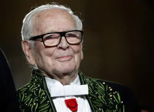 La moda piange Cardin. Lo stilista del futuro venuto dalla campagna. Riempì gli abiti di genio e conquistò Parigi