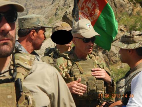 Il generale Giorgio Battisti in Afghanistan insieme a un interprete