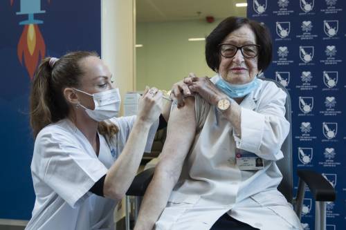 Covid, lo strano caso di Israele Ha vaccinato metà popolazione