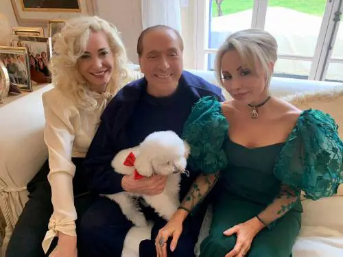 Gli auguri di Silvio Berlusconi: "Il mio pensiero ai medici e a chi sta soffrendo"
