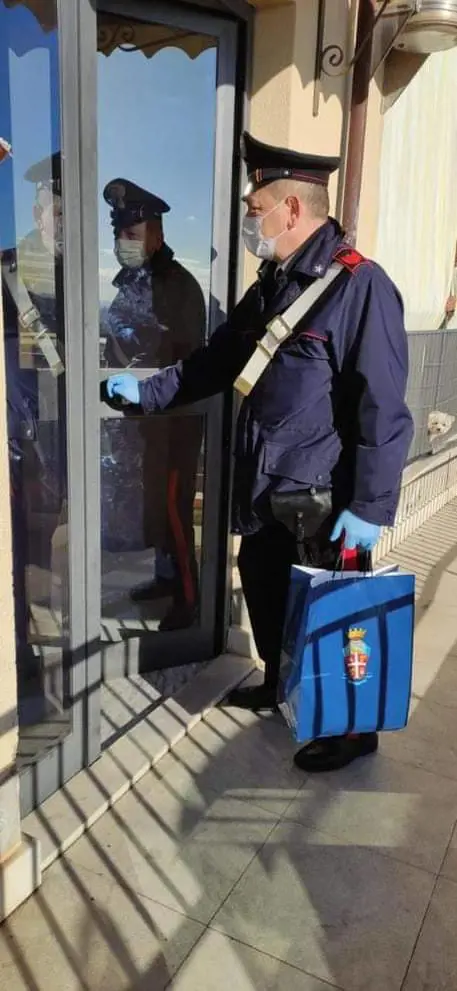 Non possono comprare latte ai figli: provvedono i carabinieri