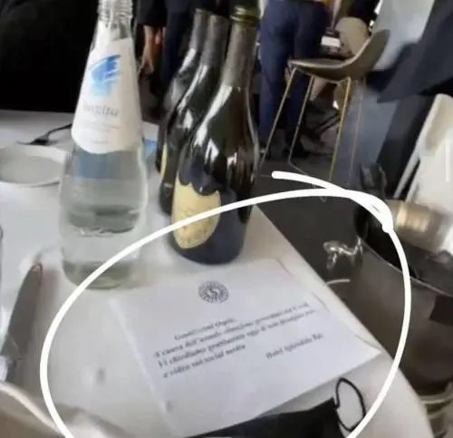 Il party illegale nel resort di lusso, scoppia polemica social