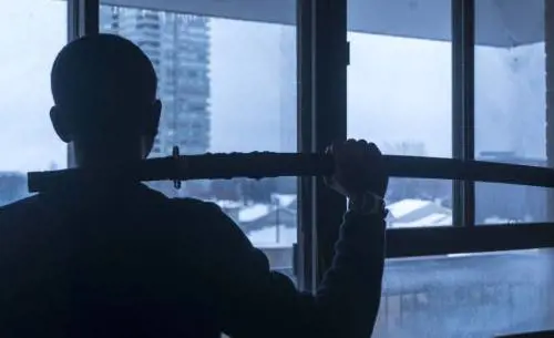 Minaccia i passanti con una katana e aggredisce poliziotti: arrestato bengalese