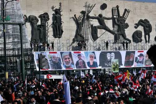 In Iran sfila la rabbia contro gli Usa. E adesso l'America teme un attacco